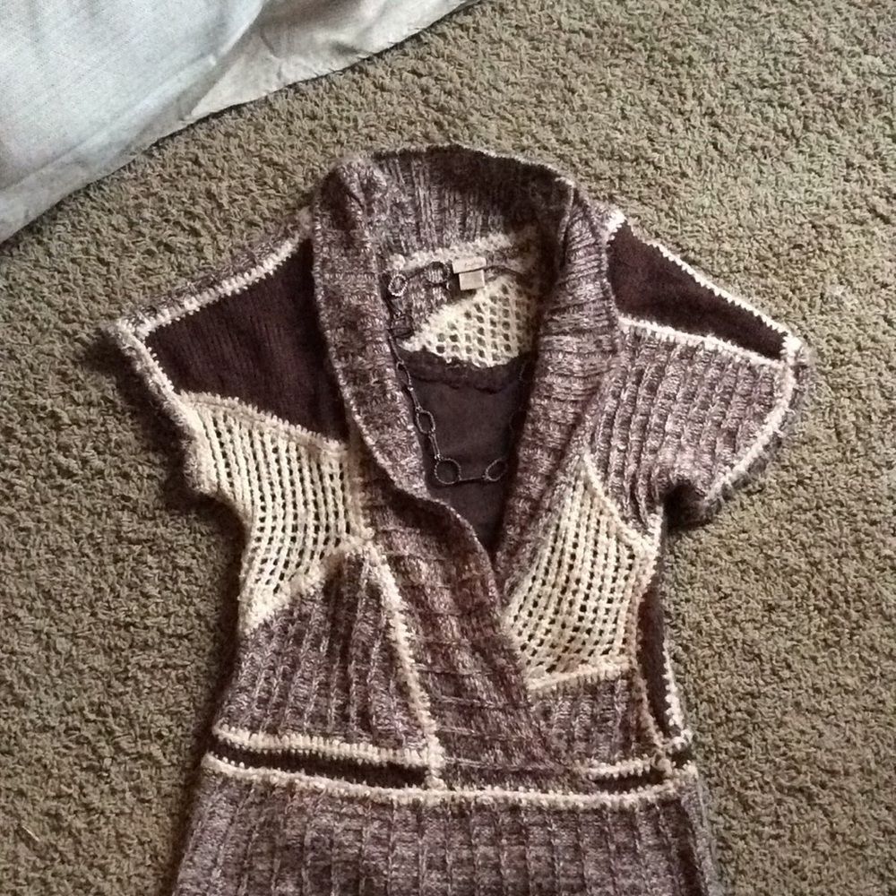 Beautiful short sleeved sweater from The Buckle!